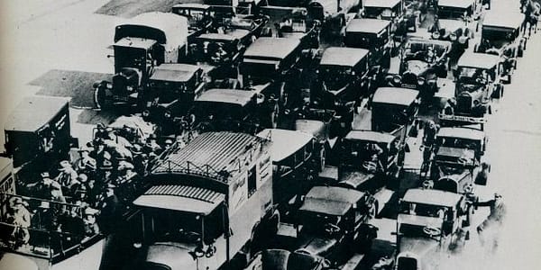 Straßenszenen aus Berlin in den 1920er Jahren in beeindruckenden Fotos