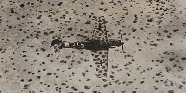Jagdgeschwader 27: Bf 109 E im Flug über Tobruk, Sommer 1941