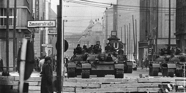 22 Vintage-Fotografien fangen das alltägliche Leben rund um die Berliner Mauer in den 1950er und frühen 1960er Jahren ein