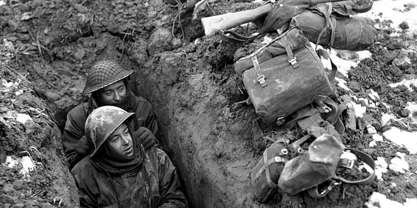 Deutsche Soldaten in den überfluteten Schützengräben, 1943