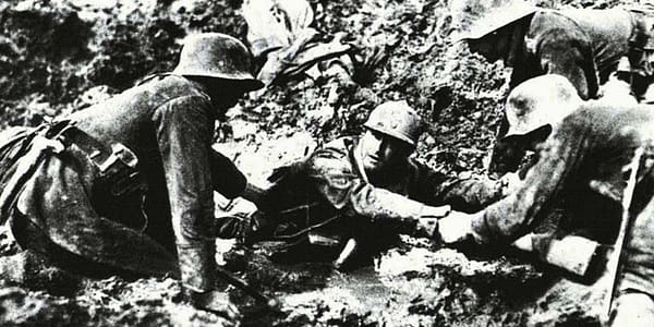 Deutsche Truppen versuchen, einen französischen Soldaten zu retten, der in einem Schlammloch versunken ist, 1916