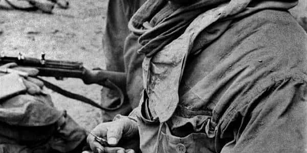 Ein deutscher Soldat mit einem Abzeichen auf der Brust, Stalingrad, 1942