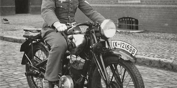 Erstaunliche Vintage-Fotografien von Menschen, die mit ihren Motorrädern posieren