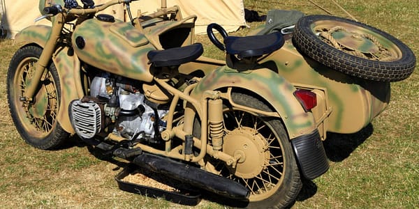 Kampf aus der Luft: Deutscher Fallschirmjäger mit KS750 Motorrad, Italien, September 1943