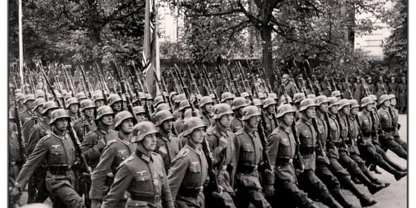 Deutsche Soldaten bei einer Militärparade, 1941