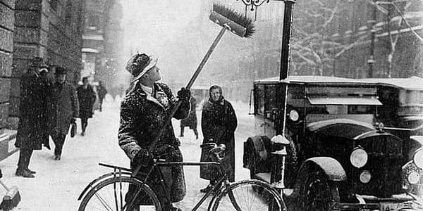 Über 40 Schwarz-Weiß-Aufnahmen zeigen das Leben im winterlichen Berlin 1964