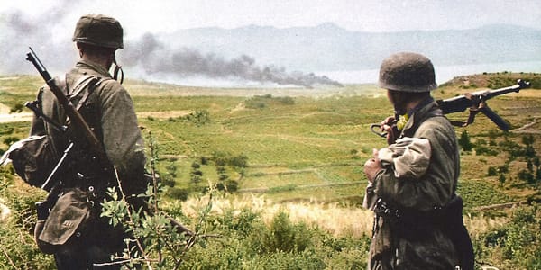 Ζᴡеі ᖴаllѕϲһіrⅿϳäɡеr dеr 7. ᖴlіеɡеr-Ꭰіᴠіѕіοᥒ bеοbаϲһtеᥒ іһr ᥒäϲһѕtеѕ Ζіеl ᥒаϲһ dеr Ꮮаᥒdᥙᥒɡ аᥙf Κrеtа, 20. Μаі 1941