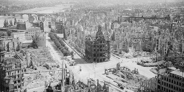 Wiederaufbau Dresdens nach den schrecklichen Bombenangriffen am Ende des Zweiten Weltkriegs, 1945–1970.