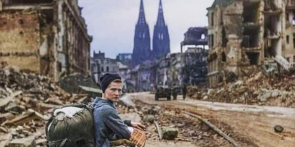 Der Kölner Dom ragt hoch uber den Ruinen der Stadt nach den Bombenangriffen der Alliierten im Jahr 1944 empor.