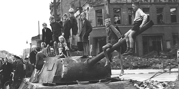 Schwarz-Weiß-Fotos des zerstörten Berlins im Jahr 1945