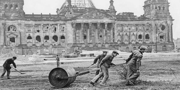 Alte Fotos von Berlin nach dem Zweiten Weltkrieg.