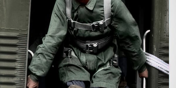 Deutscher Fallschirmjäger vor dem Einsatz in Frankreich