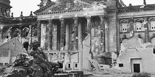 Zerstörtes Reichstagsgebäude nach dem Fall Berlins