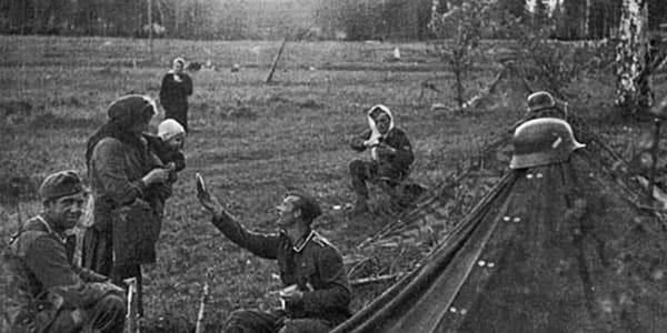 Ein deutscher Soldat teilt seine Ration mit einer russischen Mutter, 1941