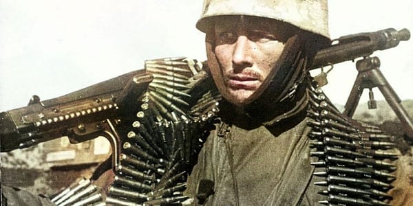 „Unkonventionelle Schussposition: Deutscher Soldat mit MG34 im Zweiten Weltkrieg