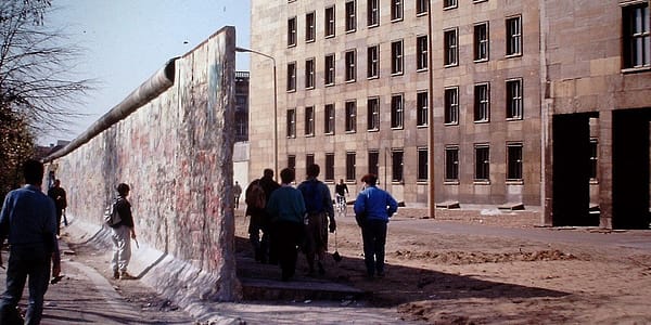 Hochseil-Zirkusartisten am Heumarkt, Köln, 1946.