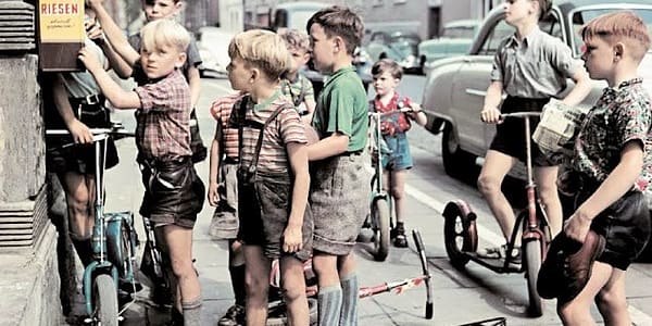 Seltene und erstaunliche Farbfotografien erfassen das Alltagsleben in Deutschland nach dem Krieg, aus den 1950er und 1960er Jahren