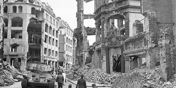 22 Vintage-Fotografien fangen das alltägliche Leben rund um die Berliner Mauer in den 1950er und fruhen 1960er Jahren ein
