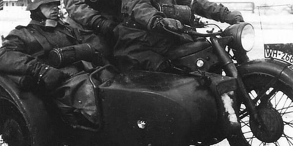 Deutsche Soldaten posieren auf Motorrädern.