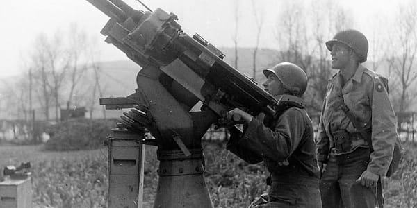 GIs nutzen erbeutete deutsche MG 151/20-Flak in Remagen gegen Luftwaffe-Angriffe – März 1945.