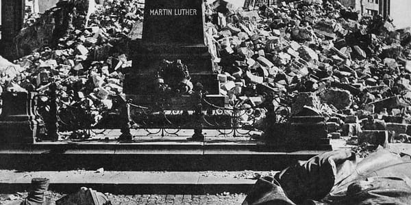 Wiederaufbau Dresdens nach den schrecklichen Bombenangriffen am Ende des Zweiten Weltkriegs, 1945–1970