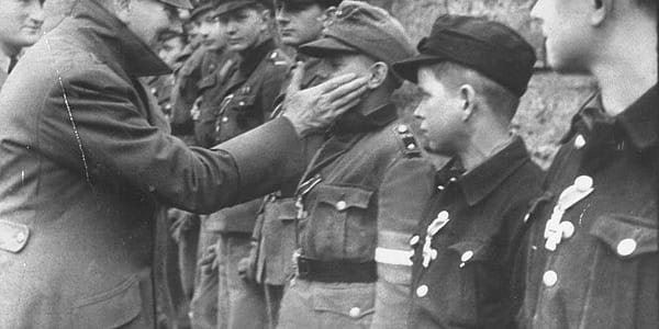 Goebbels gratuliert einem jungen Rekruten zur Verleihung des Eisernen Kreuzes II, 1945.