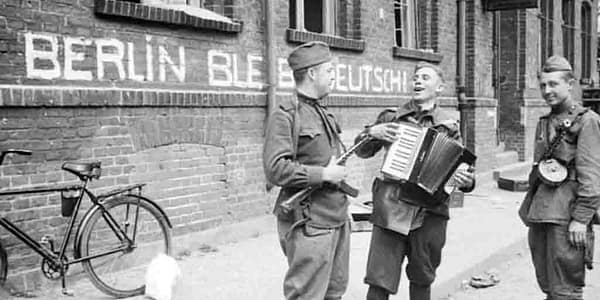 40 Amazing Black and White Photographs Capture Everyday Life in France During the Mid-20th Century