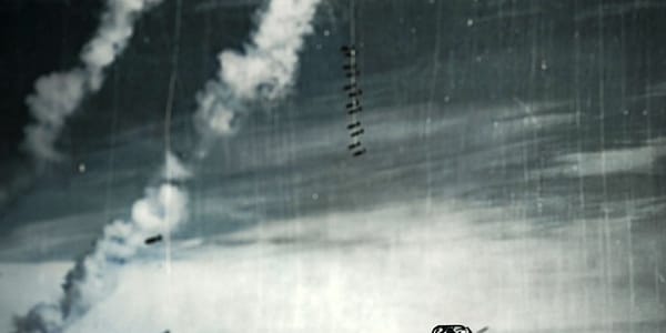 🔥 „Feuersturm uber Berlin: B-17G Flying Fortresses werfen ihre Bomben ab – 26. Februar 1945!