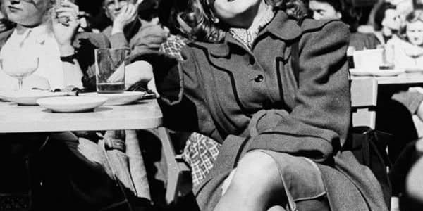 Ein schickes Fräulein im Café Wien in Berlin, 1946