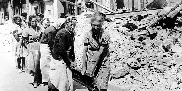 „Berlin 1945: Trümmerfrauen und der Kampf ums Überleben in einer zerstörten Stadt!“H