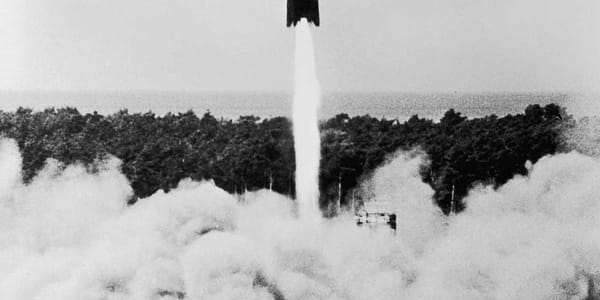 Der Start der V-2-Rakete in Peenemunde 1945: Eine Revolution in der Kriegsfuhrung.