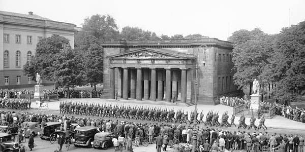 Seltene und erstaunliche Farbfotografien, die Straßenszenen von Berlin aus den frühen 1940er Jahren einfangen