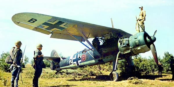 Die Soldaten neben dem deutschen Flugzeug Fieseler Fi 156 Storch während des Zweiten Weltkriegs