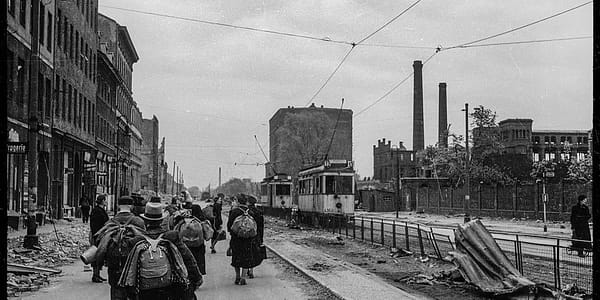 „Ruckkehr ins zerstörte Zuhause: Zivilisten in den Straßen von Berlin 1945.