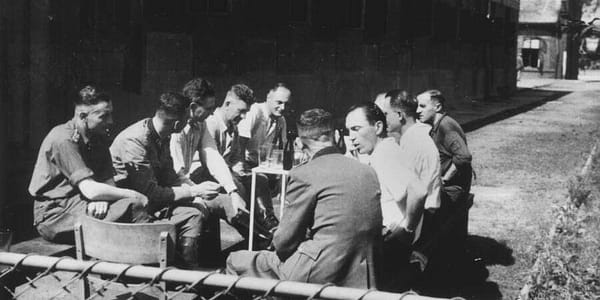 22 seltene Fotos, die das geheime Leben der Nazis in Auschwitz zeigen