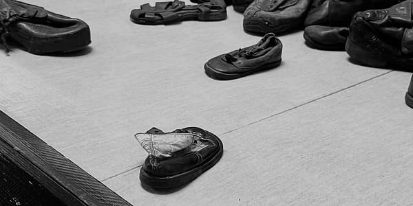 Erinnerung in jedem Schritt: Die Schuhe der Opfer von Auschwitz – stille Zeugen einer dunklen Vergangenheit.