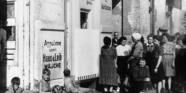 Hunger, Hoffnung und ein Eimer Sand – Deutschland 1945 zwischen Trummern und Neubeginn