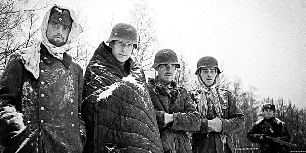 Deutsche Soldaten, bedeckt mit Eis und Schnee.