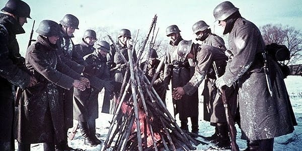 Winter an der Ostfront: Deutsche Soldaten wärmen sich an einem Lagerfeuer (1942).