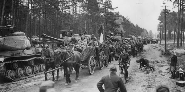 Fruhling 1945: Deutsche Soldaten auf dem Ruckzug – begleitet von französischen Widerstandskämpfern und alliierten Panzern.