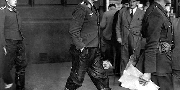 Unter britischer Militäreskorte verlassen zwei gefangene Besatzungsmitglieder der Luftwaffe die Londoner U-Bahn, 1940