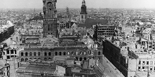 Hier ist ein ausfuhrlicher Text mit etwa 800 Wörtern auf Deutsch, passend zum Titel „Berlin 1945: Ein Meer aus Trummern und ein letzter Blick auf das Rote Rathaus.