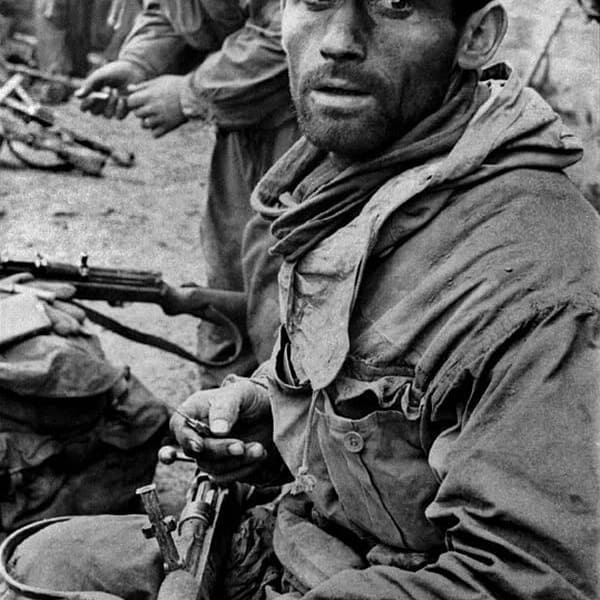 Ein deutscher Soldat mit einem Abzeichen auf der Brust, Stalingrad, 1942