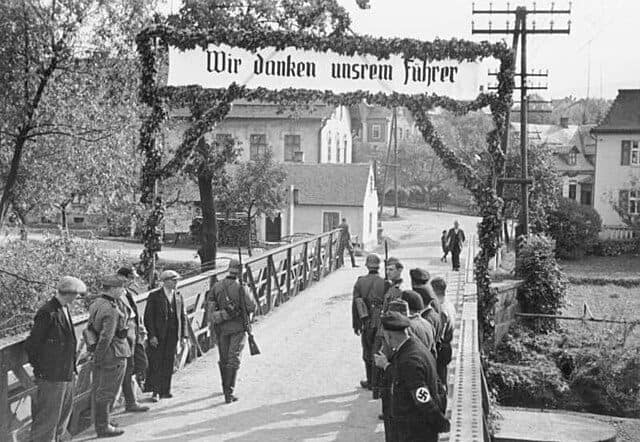 Ein deutscher Soldat teilt seine Ration mit einer russischen Mutter, 1941 .