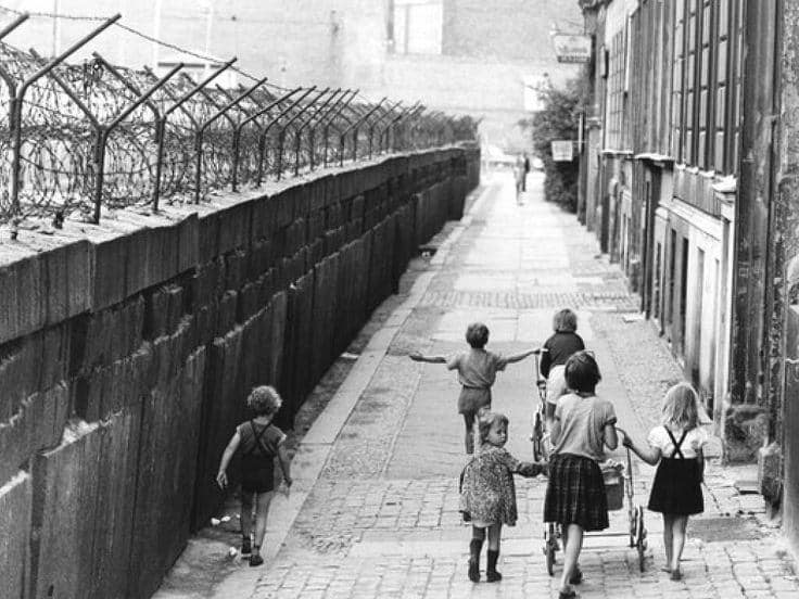 Kindheit im Schatten der Mauer: Wenn Spielen zum Widerstand wird.