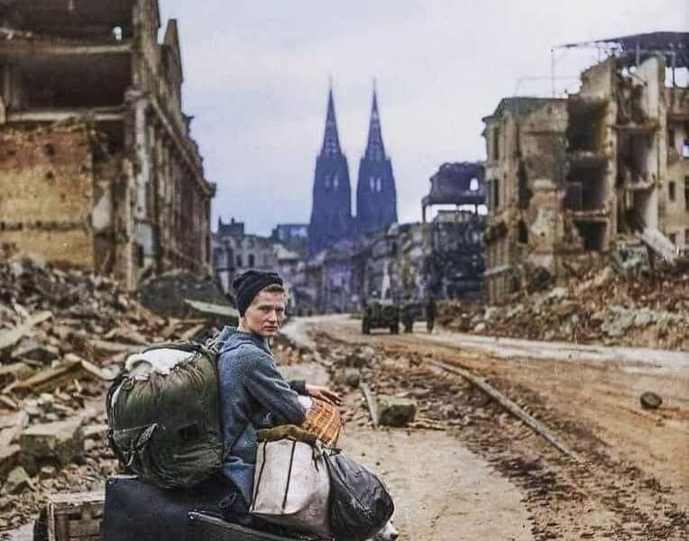 Der Kölner Dom ragt hoch uber den Ruinen der Stadt nach den Bombenangriffen der Alliierten im Jahr 1944 empor