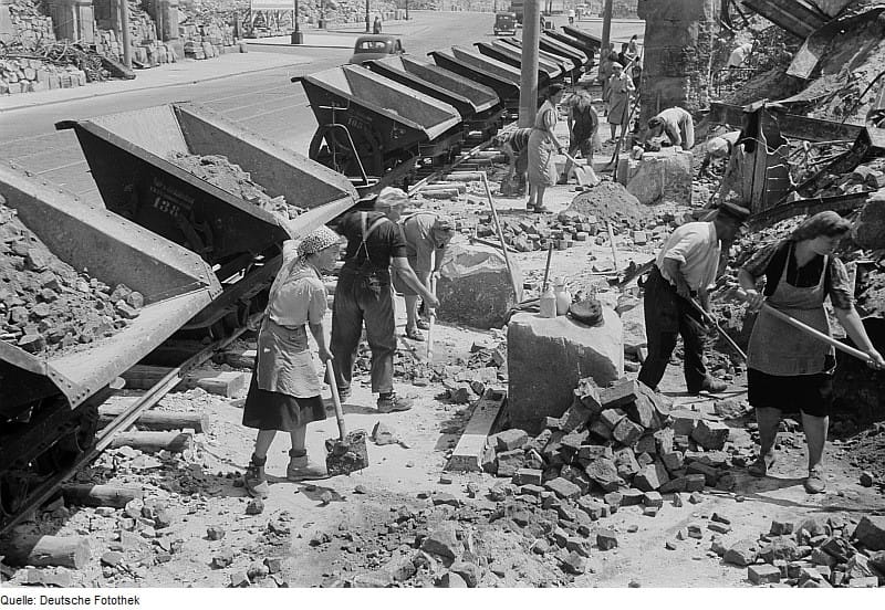 Eindringliche Fotografien dokumentieren die Szene in Hitlers Bunker und den Ruinen Berlins.