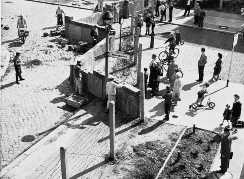 Erstaunliche Schwarz-Weiß-Fotos vom Bau der Berliner Mauer im Jahr 1961