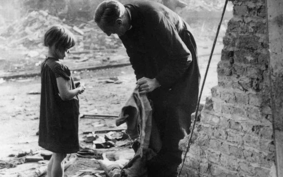 Schwarz-Weiß-Fotos des zerstörten Berlins im Jahr 1945.