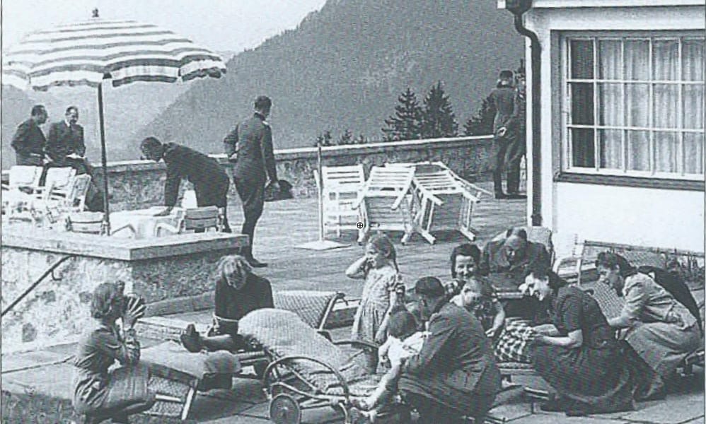 Gäste auf dem Berghof in einem seltenen Bild aus dem Zweiten Weltkrieg, 1942
